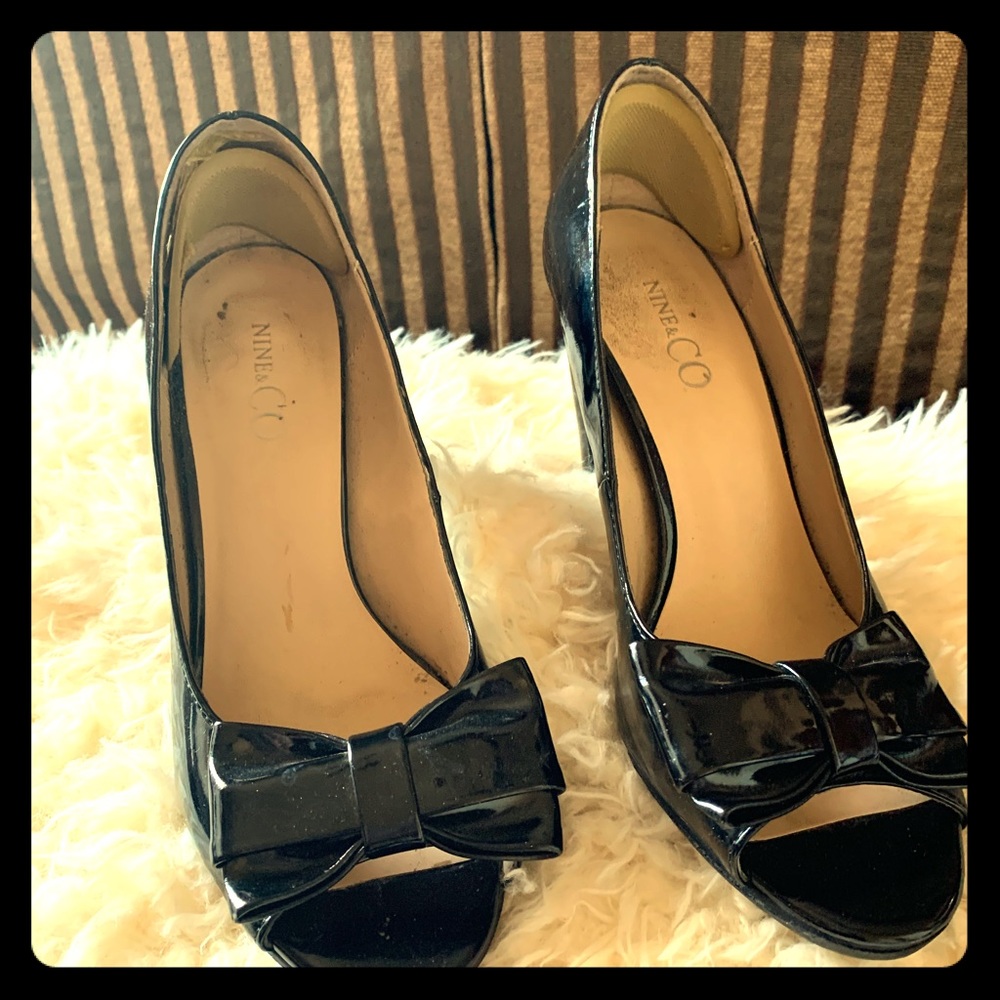 Nine & Co brand, shiny black pump